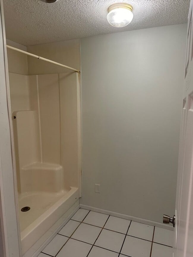 Building Photo - Renovated 2 Bedroom 1 Bath Unit for Rent!