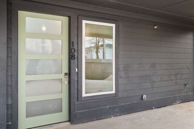 Building Photo - 2400 Benbrook Dr