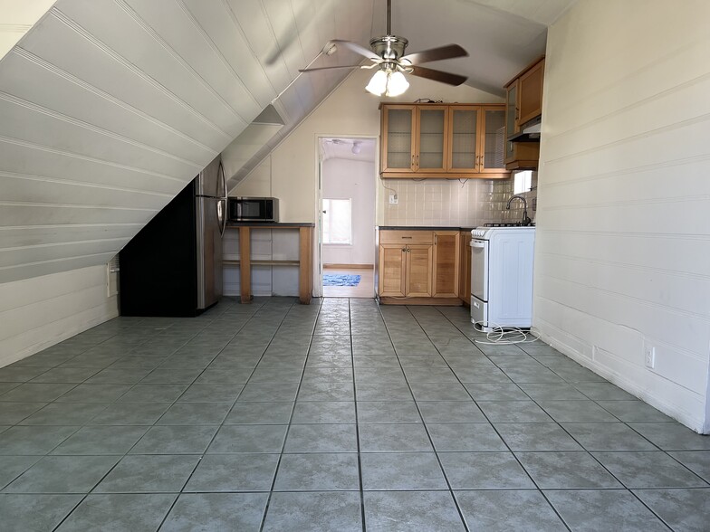 Entryway/Living Room & Kitchen - 3976 W 7th St