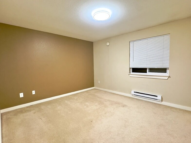 Building Photo - 412 Center Rd