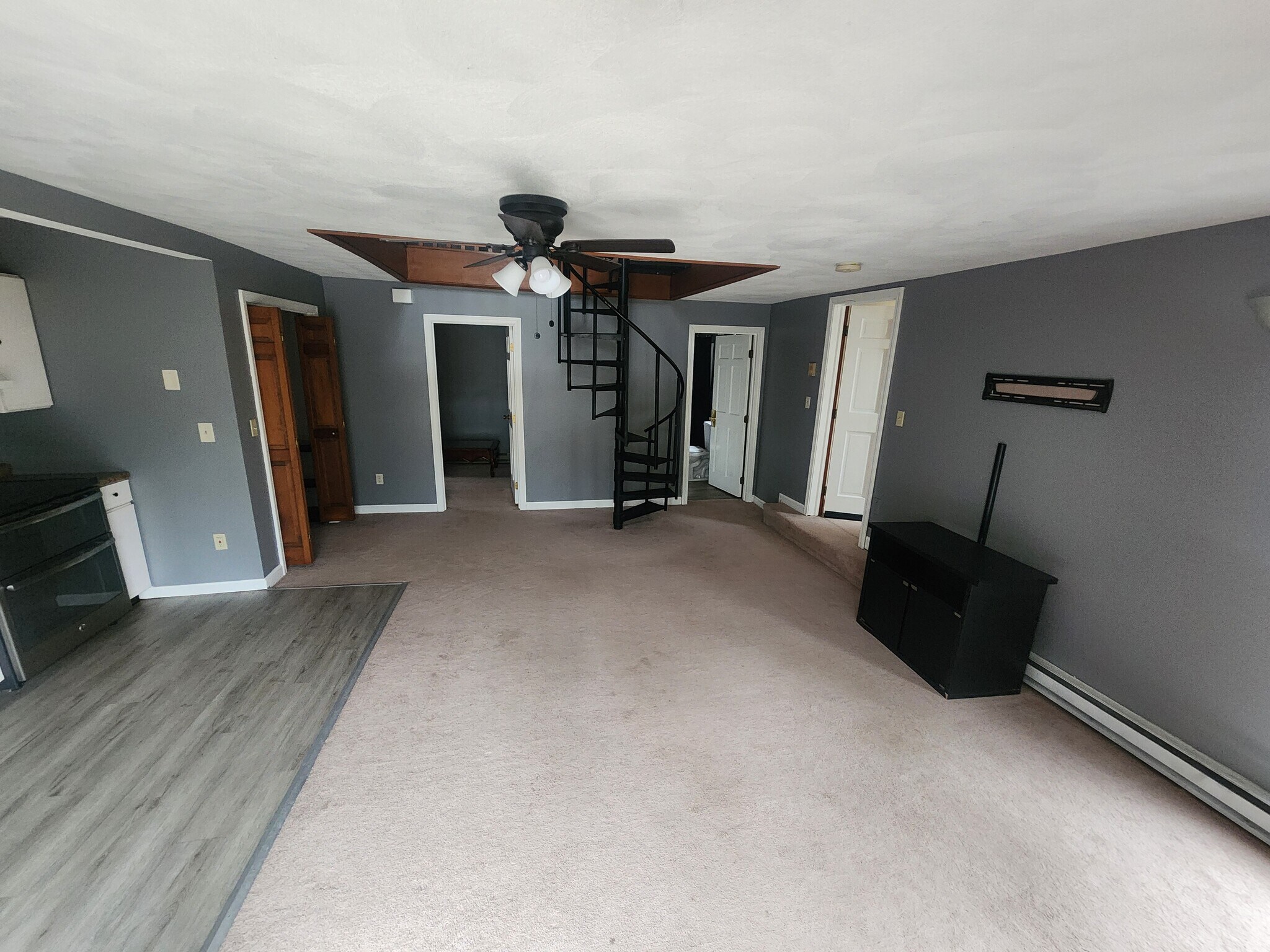 Kitchen, living room - 985 Mammoth Rd