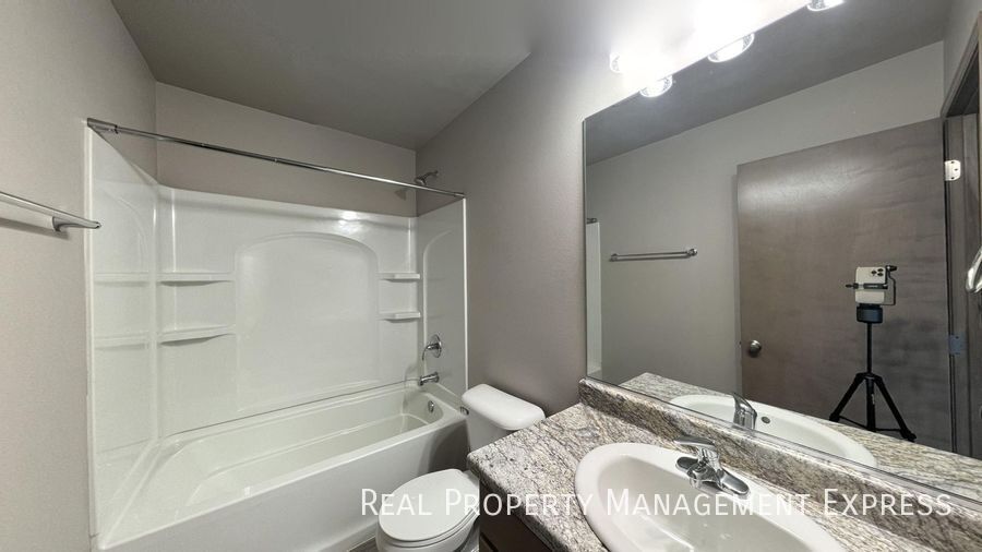 Building Photo - 3 Bed 2.5 Bath Townhome