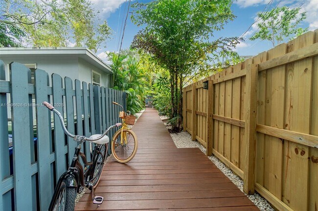 Building Photo - 312 SW 12th Ave