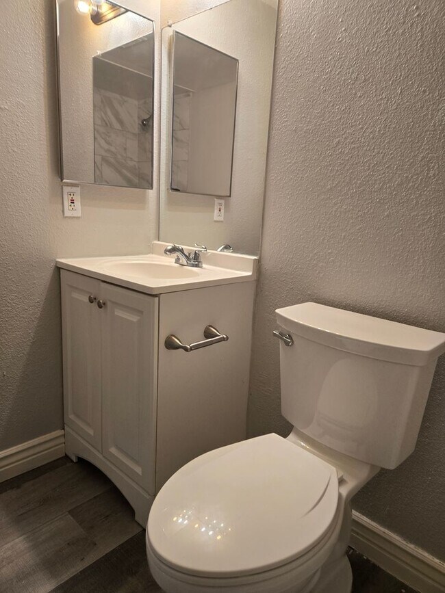 Building Photo - Fantastic and spacious 2 beds, 1.5 bath townhome in Phoenix