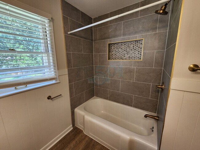 Building Photo - Compeltely Remodeled 3 Bedroom 3 Bathroom