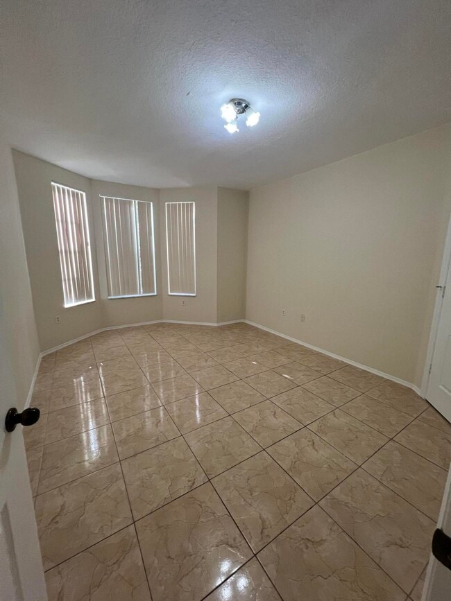 Building Photo - 607 Belmont Pl