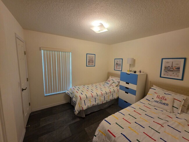Building Photo - 982 N Foxrun Terrace