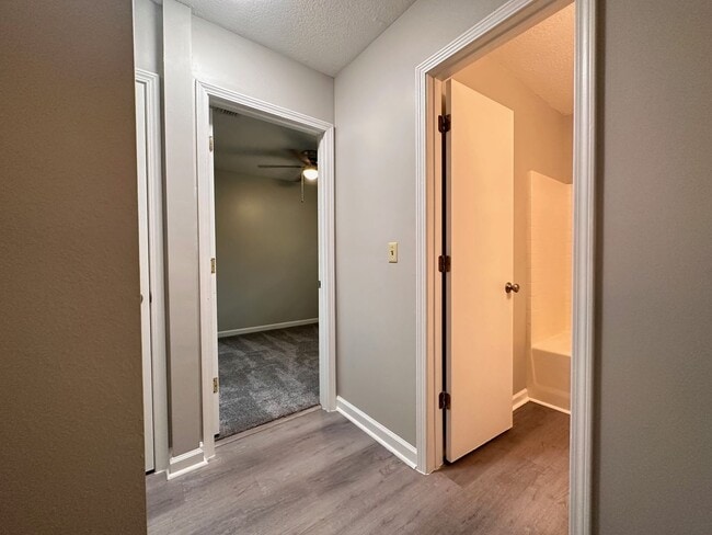 Building Photo - Island Townhouse-Close to Shopping and Beach!