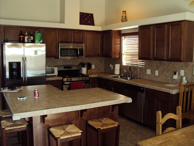 Building Photo - Beautiful Family home in Estrella