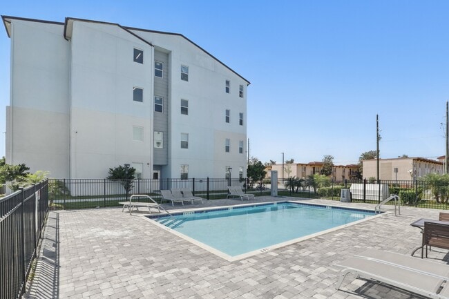 Building Photo - Sandlake Palazzo