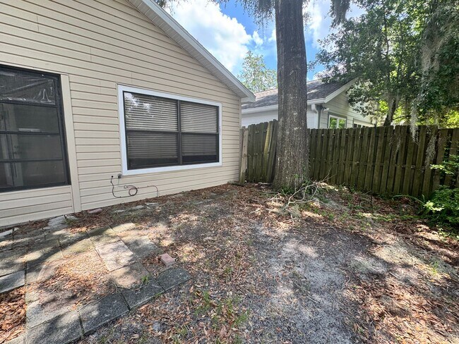 Building Photo - 2122 NE 39th Ave