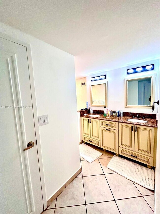 Building Photo - 3725 S Ocean Dr