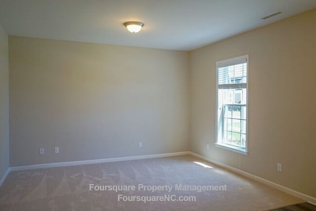 Building Photo - Townhome | First Floor Bonus Room | Single...