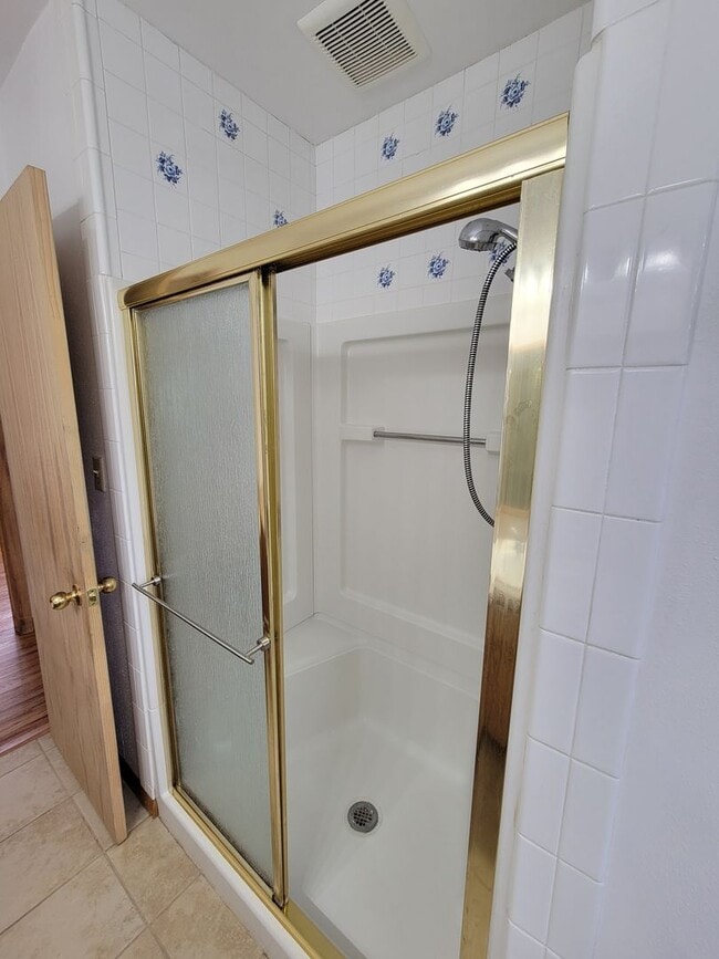 Building Photo - Great Home in quiet Waterloo Neighborhood