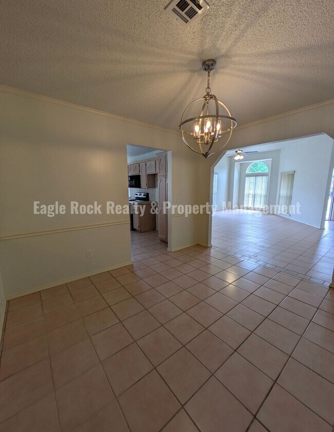 Building Photo - 1304 N Umbrella Ave