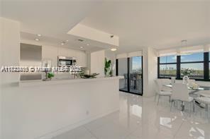 Building Photo - 2555 Collins Ave