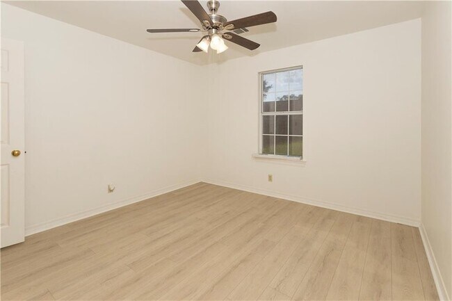 Building Photo - 118 Everest Dr