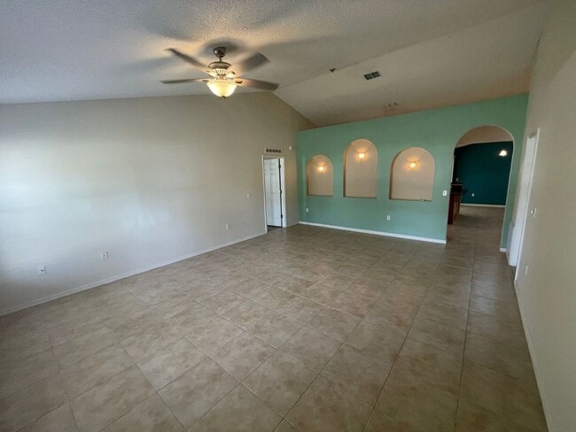 Building Photo - Spacious 4 Bedroom, 2 bath home