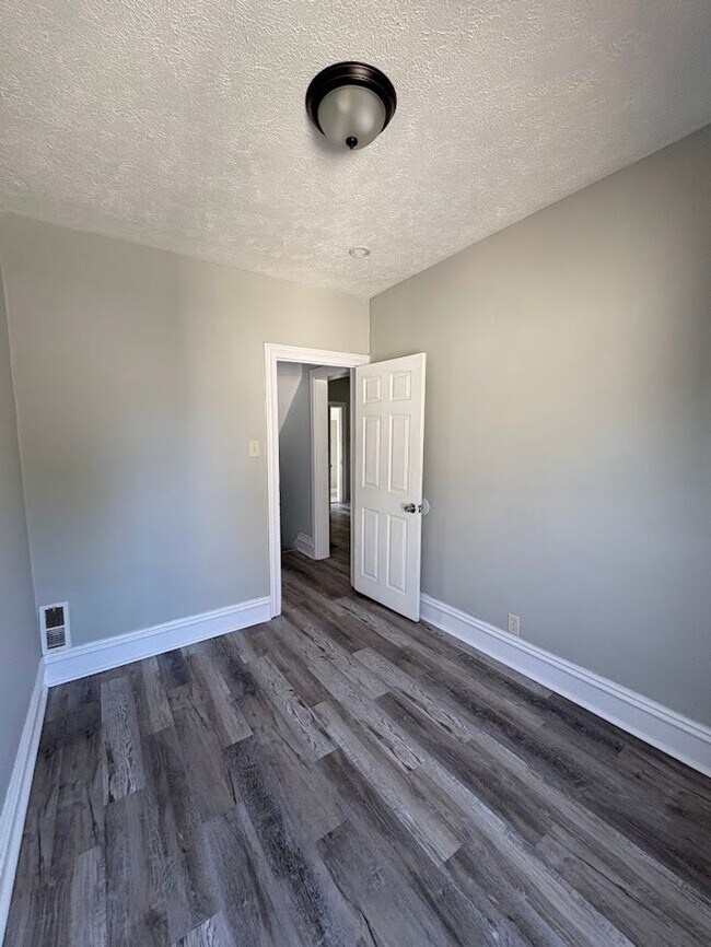 Building Photo - 656 Kling St