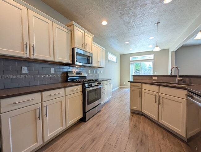 Building Photo - Beautiful 3-Bedroom, 2.5-Bath Home In the ...