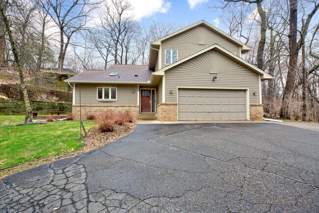 Building Photo - 15 Magnolia Ln N