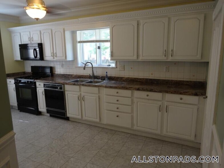 Building Photo - 57 Riverdale St