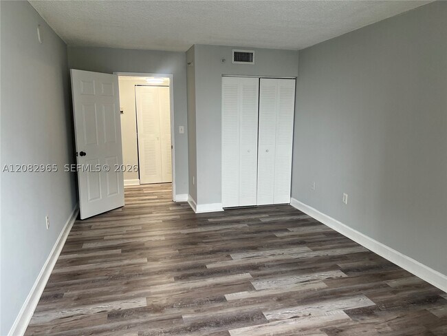 Building Photo - 800 N Miami Ave