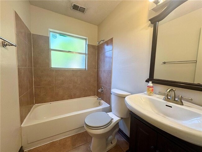 Building Photo - 1704 Admiral Nelson Dr