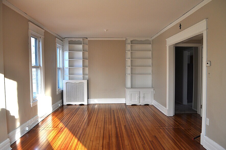 Building Photo - 44 N Pine Ave