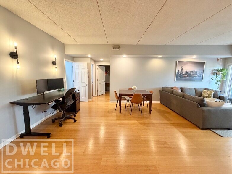 Building Photo - 4625 W Lawrence Ave