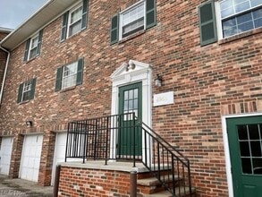 Building Photo - 6960 Carriage Hill Dr