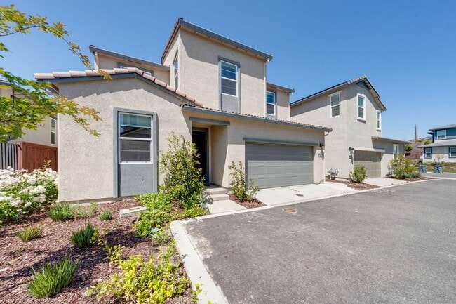 Building Photo - Never Lived In 4 Bedroom Home for Rent in Folsom Ranch!