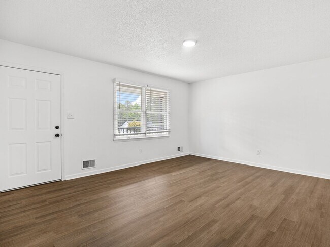 Building Photo - Freshly renovated 2 bed 2 bath home-$500 off first month rent!!