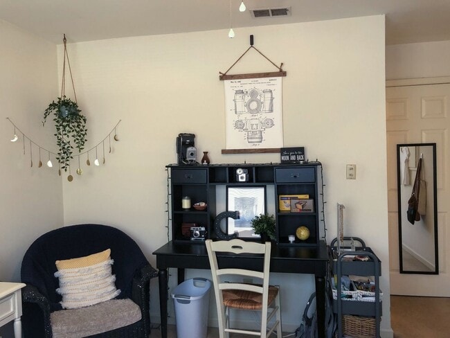 Building Photo - Great Location!!! Five Points, Tanyard Condominium's Available August 1st