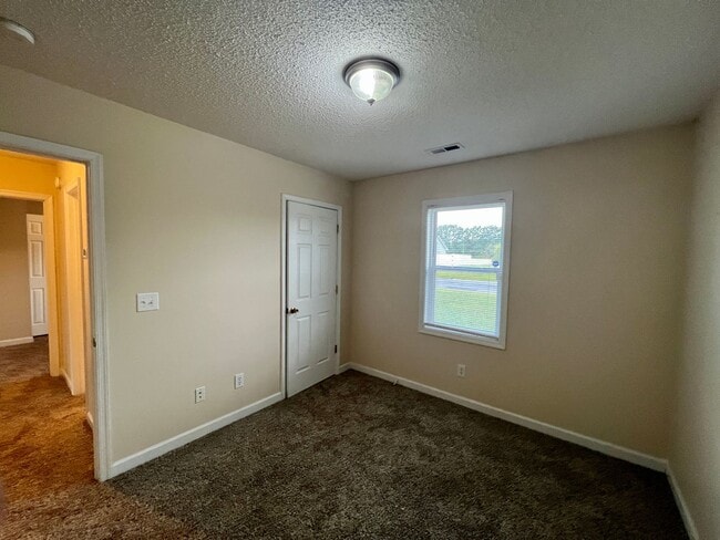 Building Photo - Available Now! 3 Bed, 2 Bath Ranch in the ...