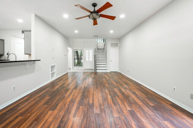 Building Photo - 903 Oaklands Dr