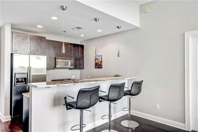 Building Photo - 905 Juniper St NE