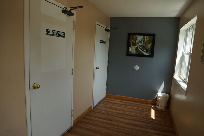 Building Photo - Great Arboretum location - lofted units - ...