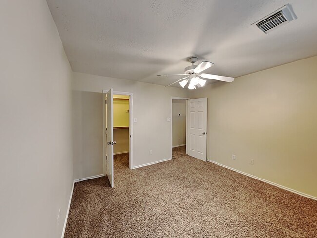 Building Photo - 410 Sun River Ln
