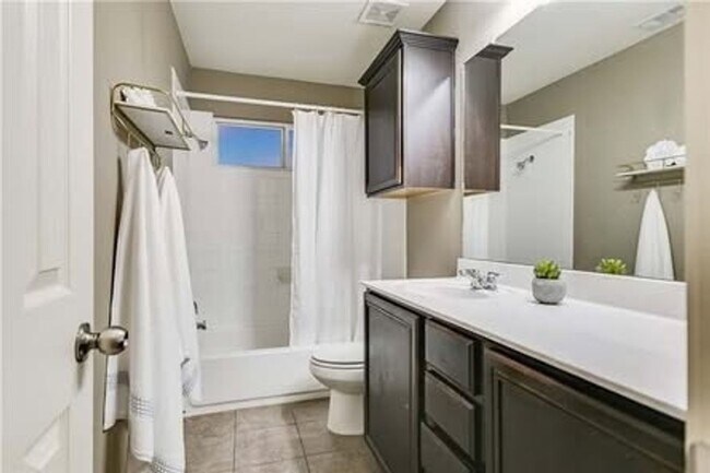 Building Photo - 4 Bed / 3 Bath in Forest Creek ~2,600 sq ft | Round Rock, TX