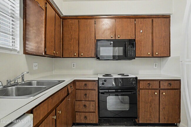 Building Photo - 1557 El Prado Rd