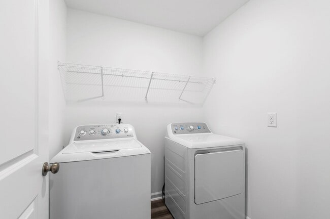 Building Photo - Modern 3-Bedroom Townhome Near Downtown Du...