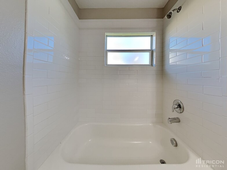 Building Photo - 3140 Tiburon Ln