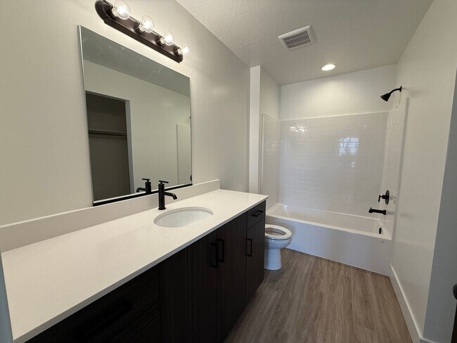 Building Photo - Brand New Townhome
