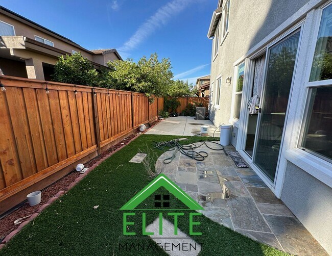 Building Photo - Beautiful 3-Bedroom Home in Desirable Trac...