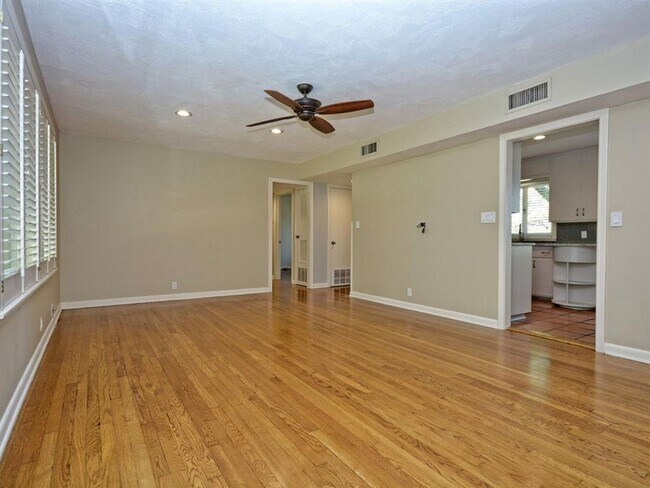 Building Photo - 2600 Twin Oaks Dr