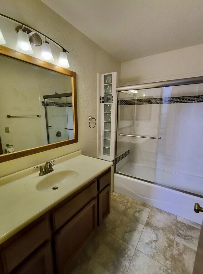 Building Photo - AVAILABLE NOW! excellent Fair Oaks Location 3 Bedroom Home!