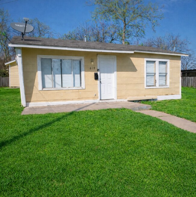 Building Photo - 819 Larry St