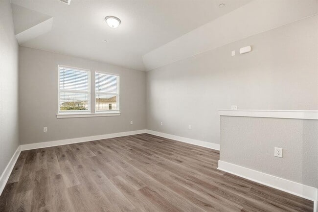 Building Photo - 1501 Roseburg Dr