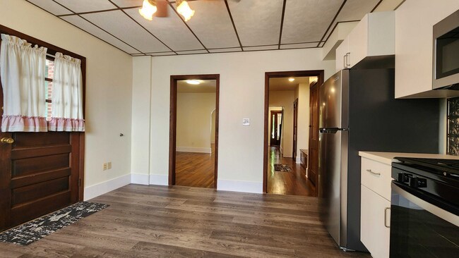 Building Photo - Now showing! Updated 4BR  1 bath house!